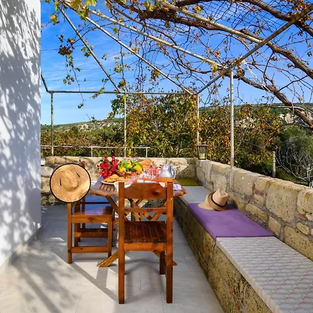 Yannis Place *