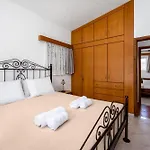 Yannis Place Vila *